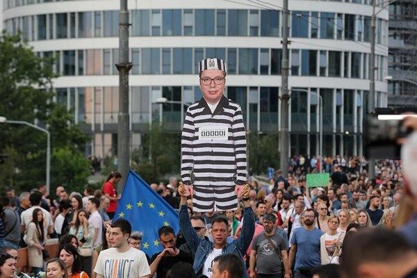 صربستانیها خواستار برکناری رئیسجمهور خود شدند