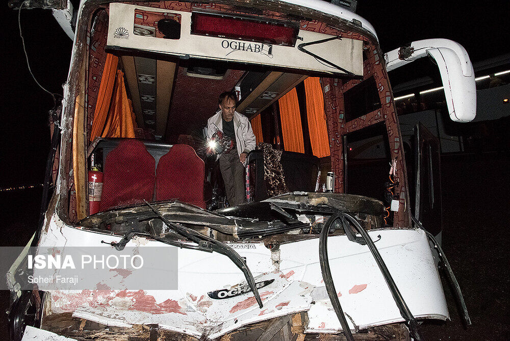 برخورد اتوبوس با تریلی در آزادراه کاشان-نطنز ۱۹ نفر را مصدوم کرد