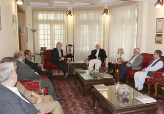 حامد کرزی در دیدار با کاظمی قمی: فضای سرمایه‌گذاری در افغانستان مساعد است