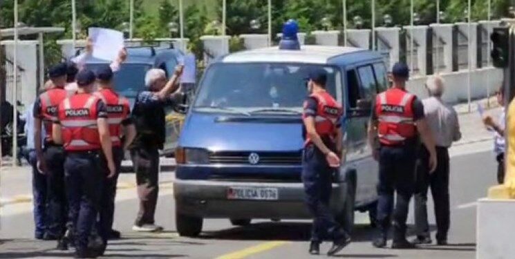 همزمان با لغو گردهمایی منافقین در فرانسه، پلیس آلبانی به اردوگاه اشرف۳ حمله کرد/ پایان تاریخ مصرف منافقین برای غرب