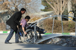 تا مناسب سازی شهر برای معلولان فاصله زیادی داریم