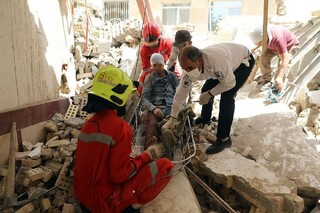 امدادرسانی نجاتگران آتش نشانی به کارگر حادثه دیده در یک پروژه ساختمانی