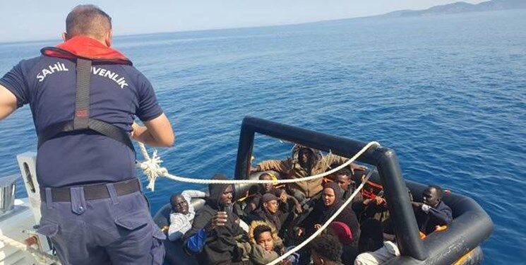نجات جان ۱۴ پناهجو در دریای اژه توسط گشت ساحلی ترکیه