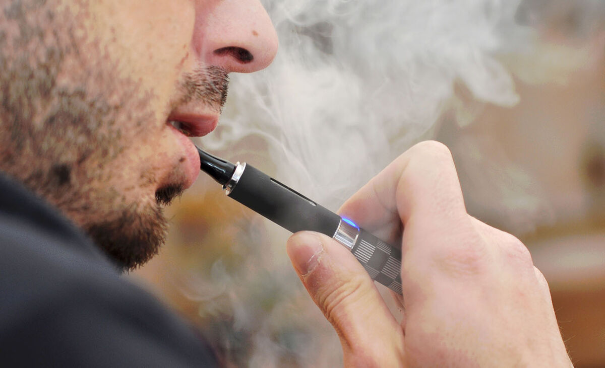 مقام مسئول وزارت بهداشت: زیر بار ارایه مجوز به «سیگارهای الکترونیک» نمی‌رویم