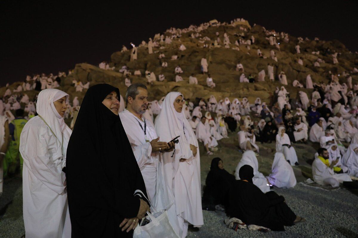 تصاویری از راز و نیاز زائران ایرانی در جبل الرحمه در شب عرفه