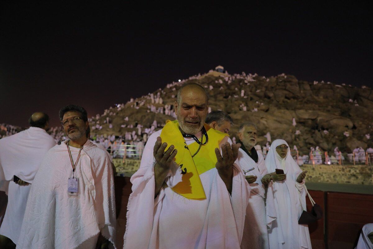 تصاویری از راز و نیاز زائران ایرانی در جبل الرحمه در شب عرفه