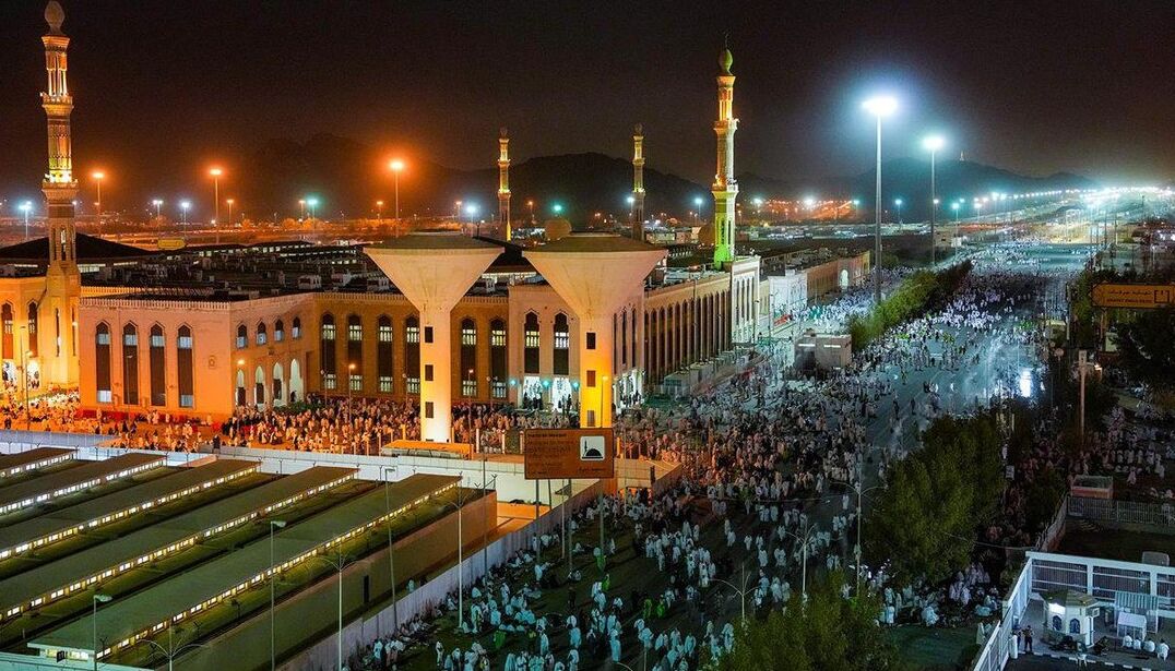 نمازجماعت زائران حج در مسجدی که پیامبر در آن خطبه حجةالوداع خواند