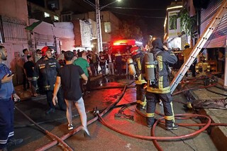 نجات ۵ نفر از ساکنان یک آپارتمان مسکونی در پی آتش سوزی یک هایپر مارکت