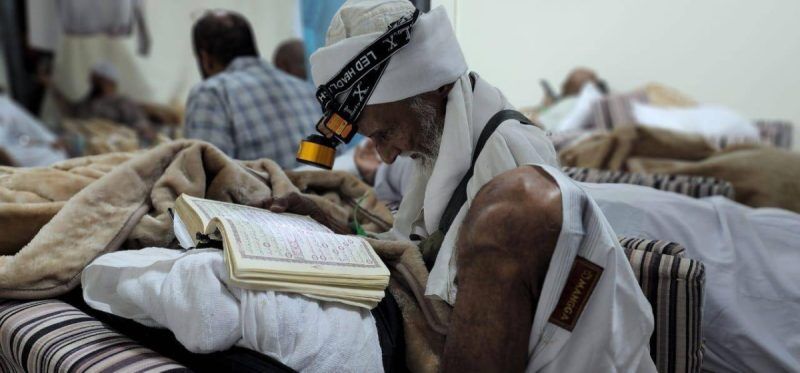 عکس «جالب» یک زائر خانه خدا در حال قرائت قرآن کریم در منا