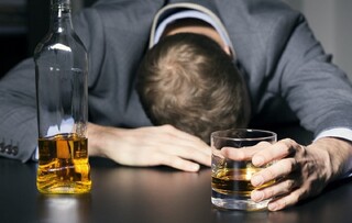 واکنش عضو کمیسیون بهداشت به خبر مسمومیت ۲۹ پزشک با مشروبات الکلی