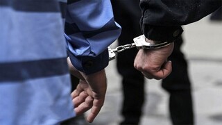 دستبند پلیس بر دستان جاعل اسناد و مدارک دولتی در بندرلنگه