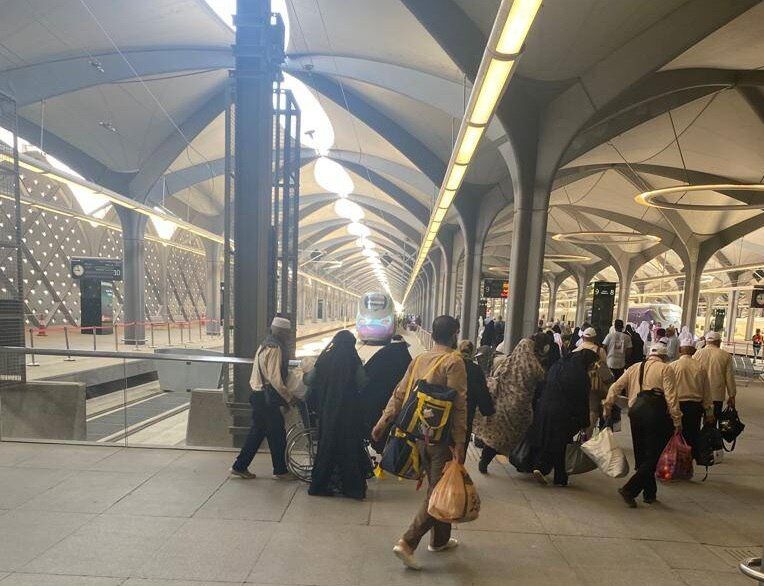 حجاج ایرانی برای نخستین‌بار با قطارهای سریع‌السیر وارد مدینه شدند