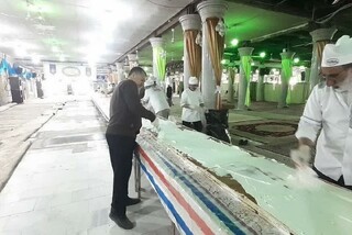 پخت کیک ۱۱۰ متری در مشهد مقدس همزمان با عید بزرگ غدیر