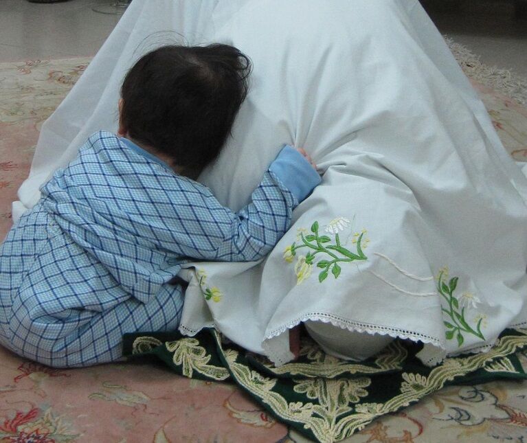 چگونه به کودکم بگویم مادرها هر روز نماز نمی‌خوانند؟