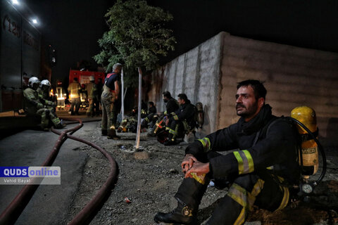 گزارش تصویری I حریق انبار ۲۰۰۰ متری کاغذ دیواری در مشهد
