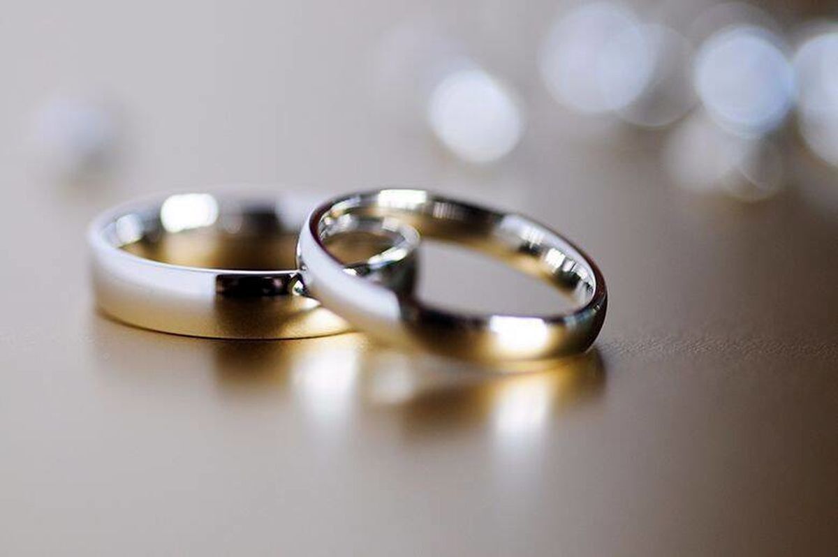 صف طولانی وام ازدواج / درخواست بیش از یک ضامن برای وام ازدواج غیرقانونی است