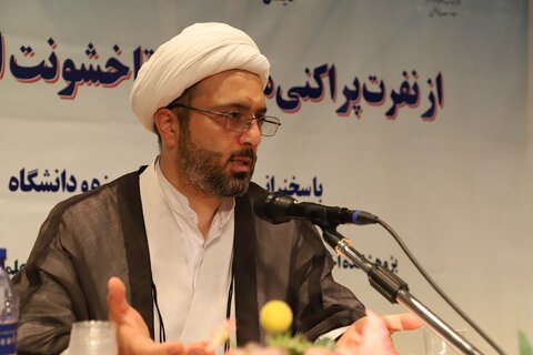 سیره عملی اهل بیت(ع) با فرزندان خود، بزرگترین درس تربیتی برای ما