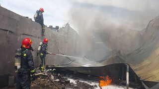 آتش سوزی در کارگاه تولید زغال در خمینی شهر