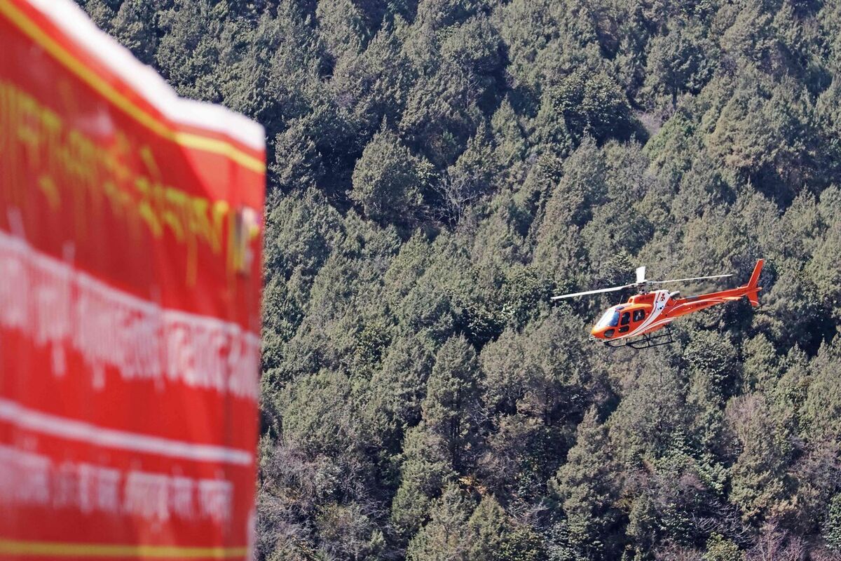 سقوط بالگرد گردشگران در مجاورت کوه اورست/ دست کم ۵نفر کشته شدند