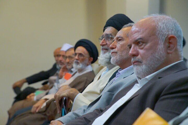 بر اساس آیات قرآن، ملزم به اطاعت و تبعیت از اهل بیت (ع) هستیم