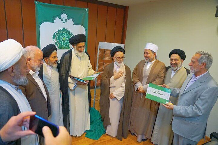 بر اساس آیات قرآن، ملزم به اطاعت و تبعیت از اهل بیت (ع) هستیم