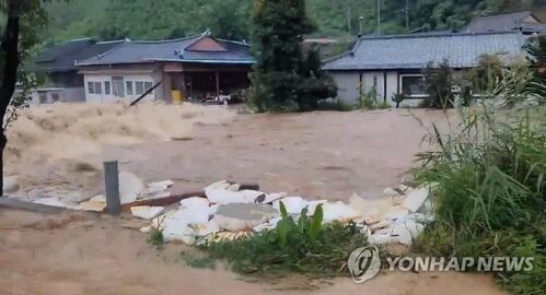 بارش مرگبار باران در کره جنوبی با حداقل ۲۱ کشته+عکس