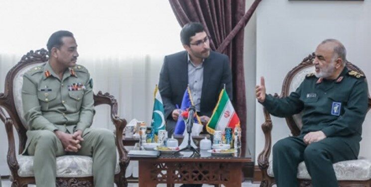 سرلشکر سلامی در دیدار فرمانده ارتش پاکستان: با گسترش همکاری‌ها به حیات تروریست‌ها پایان می‌دهیم