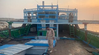 توقیف یک فروند شناور با سوخت و ادوات غیرمجاز صید در آب‌های بوشهر