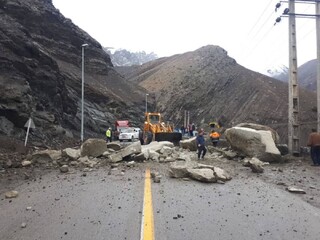 هشدار سقوط سنگ در محورهای کوهستانی مازندران/ توقف خودروها در حاشیه راه‌ها ممنوع
