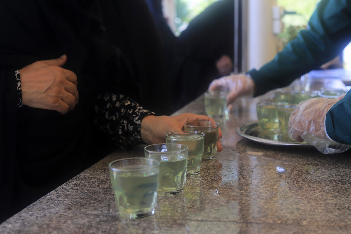 گزارشی از شربت‌های خنک چایخانه حضرت رضا(ع) / چای تابستانی 