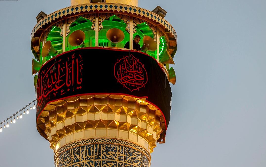 حرم امام علی(ع) در آستانه محرم مشکی پوشید