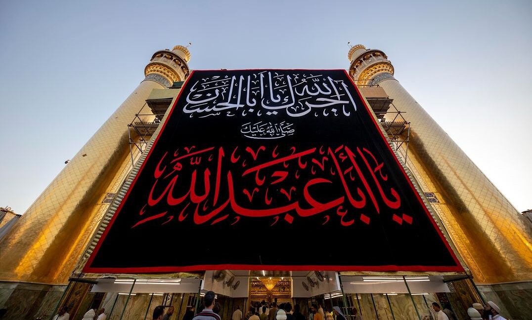 حرم امام علی(ع) در آستانه محرم مشکی پوشید