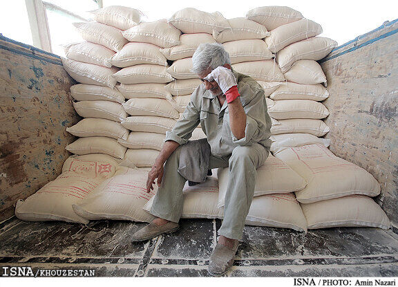 کشف بیش از ۱/۵ تن آرد خارج از شبکه در استان قزوین