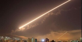 مقابله پدافند هوایی سوریه با حملات موشکی رژیم اسرائیل در آسمان دمشق + فیلم