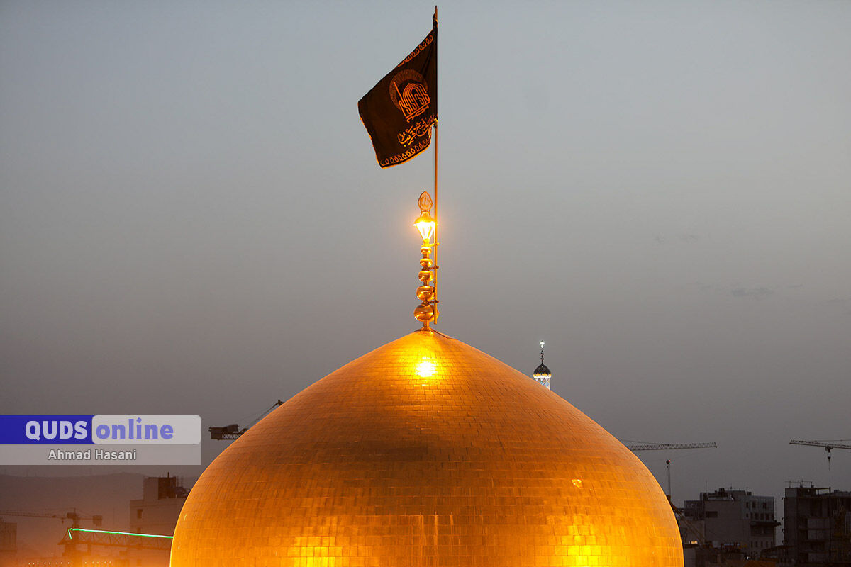 بیرق عزا بر بلندای بارگاه حضرت رضا(ع)؛ پرچم حرم مطهر رضوی به رنگ سیاه درآمد + فیلم