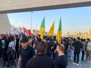 تجمع عراقی‌ها در میدان التحریر در اعتراض به جسارت به قرآن کریم