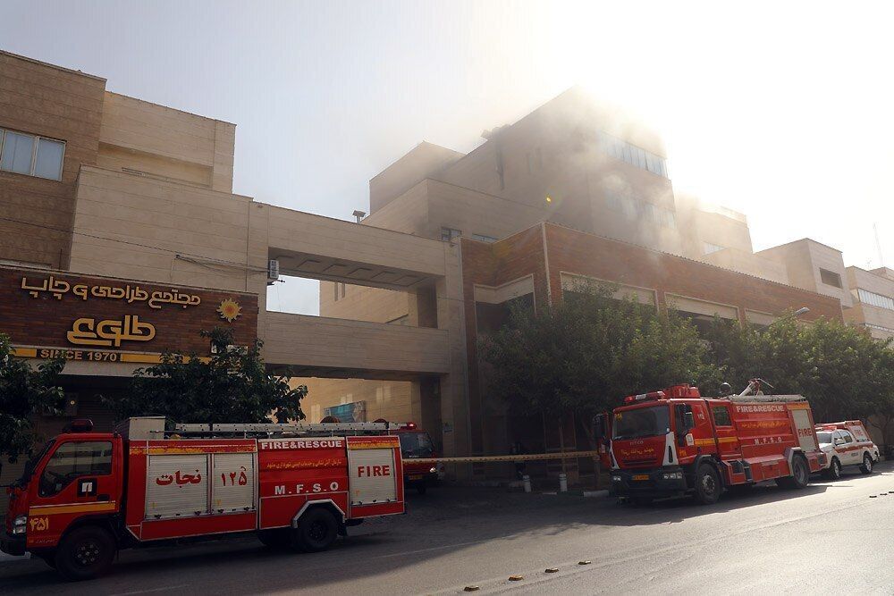 آتش‌سوزی مهیب اتاق برق یک مجتمع تجاری و مسکونی در مشهد مهار شد/ نجات ۲۰ نفر 
