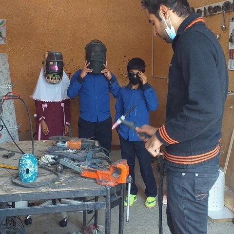 گفتوگو با معلمی که هم تعویض لاستیک ماشین را به دانشآموزانش یاد میدهد هم نمایشنامهنویسی را/ کمبودها برای من نعمت است