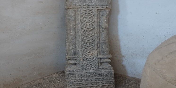 کشف یک سنگ نگاره اسلامی در نایین