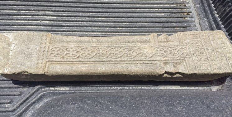 کشف یک سنگ نگاره اسلامی در نایین