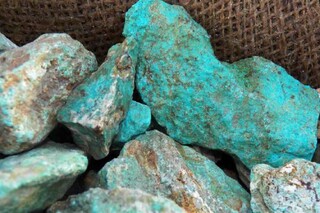 استخراج سنگ خام فیروزه از معدن شهرستان فیروزه به ۶۰ تن افزایش یافت