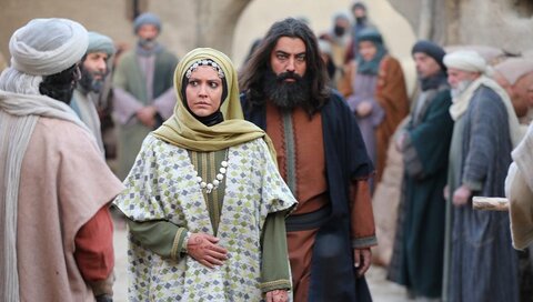 «عشق کوفی» به نویسندگی فائزه یارمحمدی و یزدان محمدکاظمی روایتگر یک عشق در سال ۶۱ هجری قمری است که اتفاقهای کوفه و کربلا آن را دستخوش تغییرات میکند.