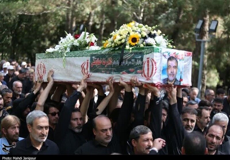 پیکرهای آیتالله رحیمیان و سردار شهید خطابخش در گلستان شهدای اصفهان آرام گرفتند+تصویر