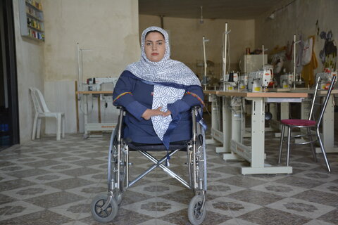 درباره بانوی ماکویی که باوجود معلولیت دست و پا دست دیگران را هم گرفته است