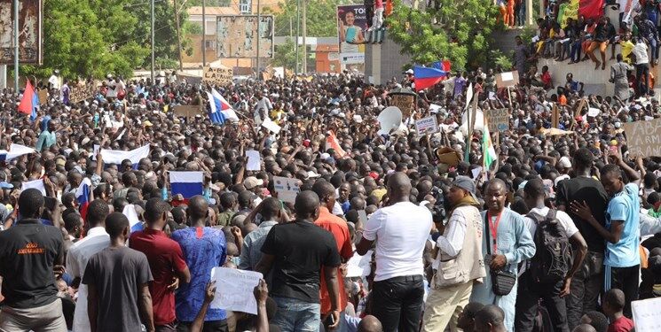 نیجری‌هایِ خشمگین، مقابل سفارت فرانسه تظاهرات کردند + فیلم