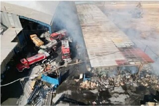 آتش سوزی کارخانه مقوا در یزد/ عملیات اطفای حریق ادامه دارد