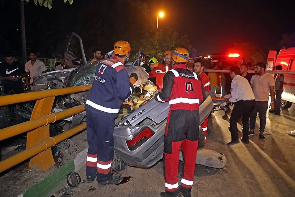 امدادرسانی آتش‌نشانان به مجروحان سانحه رانندگی بولوار وکیل آباد مشهد