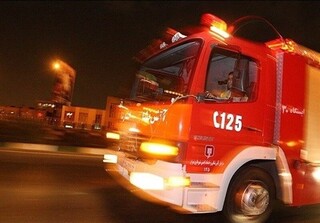 تلاش ۷ ساعته آتش نشانان برای مهار حریق گسترده یک مقواسازی در اشکذر