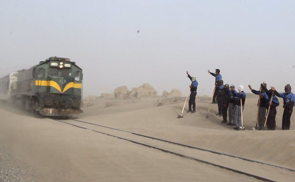 طوفان شن حرکت قطار مشهد -سرخس را لغو کرد