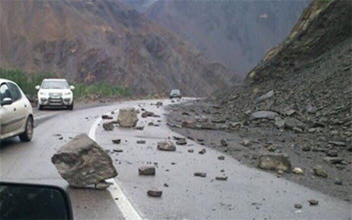 خطر ریزش سنگ در جاده کرج - چالوس / رانندگان در حاشیه مسیر توقف نکنند